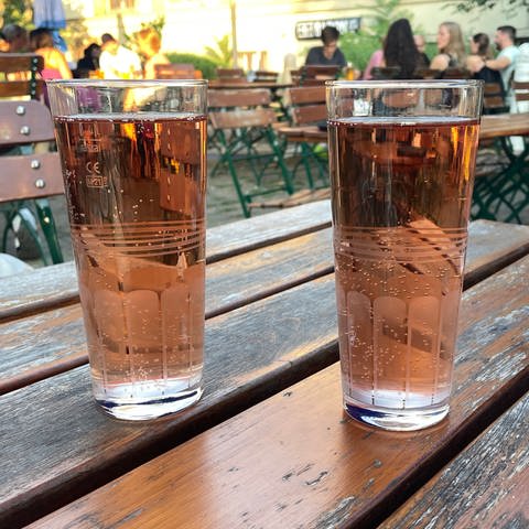 Zwei Gläser mit Roséschorle stehen auf einem Holztisch. Ende August beginnt wieder der Mainzer Weinmarkt. (Foto: SWR, Judith Seitz)