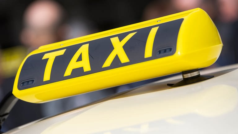 Ein gelbes Taxischild auf einem Autodach (Foto: picture-alliance / Reportdienste, picture alliance/dpa | Christophe Gateau)