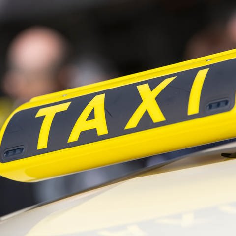 Ein gelbes Taxischild auf einem Autodach (Foto: picture-alliance / Reportdienste, picture alliance/dpa | Christophe Gateau)