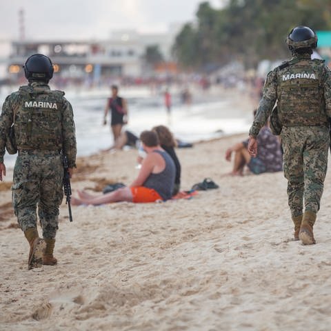 Schwer bewaffnete Soldaten der mexikanischen Marine patrouillieren auf einem Strand. In Playa del Carmen ist ein Mainzer durch Schüsse schwer verletzt worden. (Foto: dpa Bildfunk, picture alliance/dpa | Natalia Pescador)