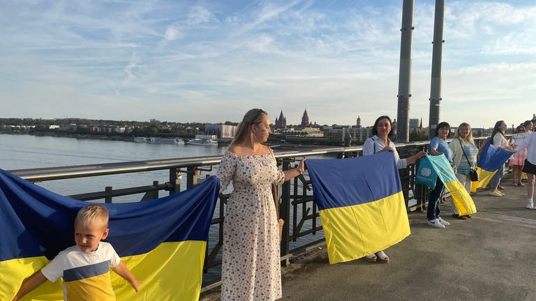 Anlässlich des Ukrainsichen Unabhängigkeitstags haben viele Menschen eine Menschenkette auf der Theodor-Heuss-Brücke in Mainz gebildet. (Foto: SWR)
