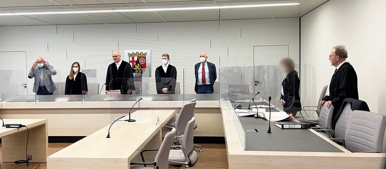 Die Angeklagte mit ihrem  Verteidiger im sogenannten Waldmeisterprozess vor dem Landgericht in Bad Kreuznach (Foto: SWR, Sibylle Jakobi)