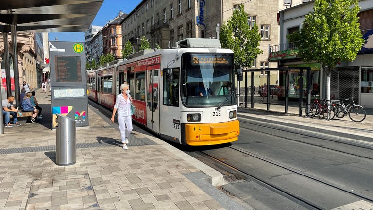 An der Haltestelle Münsterplatz in Mainz hält eine Straßenbahn (Foto: SWR)