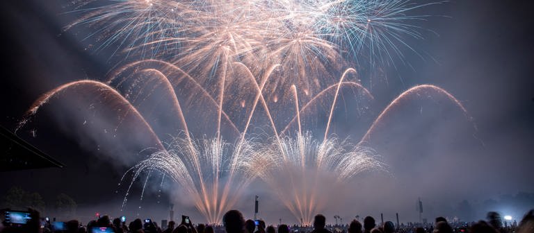 Die Menschen bewundern auf Volksfesten immer das Feuerwerk zum Abschluss. (Foto: dpa Bildfunk, Christoph Schmidt)