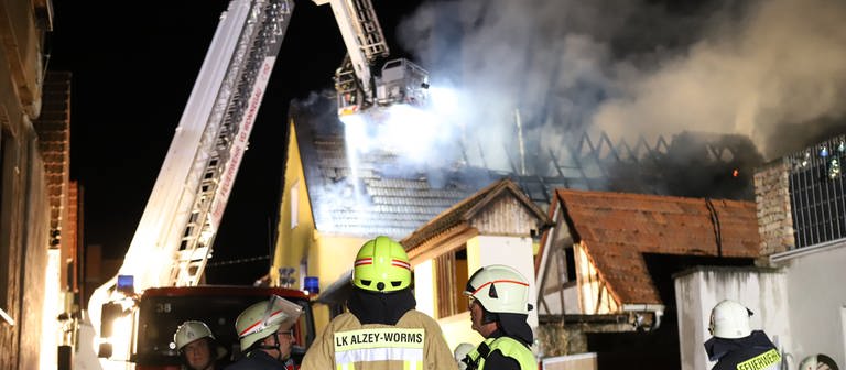 In Gimbsheim im Kreis Alzey-Worms ist der Dachstuhl eines Wohnhauses ausgebrannt. (Foto: Kreutz TV)