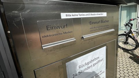 Die Rückgabeboxen der Mainzer Bibliothek Anna Seghers (Foto: SWR, Corinna Lutz)