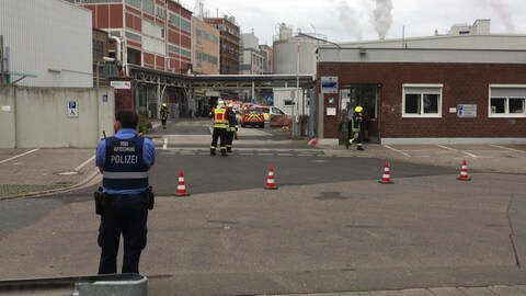 Feuerwehr und Polizei stehen vor der Chemischen Fabrik in Budenheim, wo es eine Verpuffung gab (Foto: SWR)