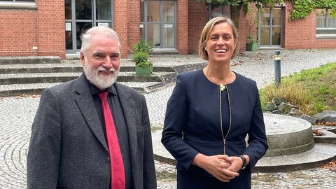 Die neue Pröpstin für Rheinhessen, Henriette Crüwell und ihr Vorgänger Klaus-Volker Schütz. (Foto: SWR, Schlenk)