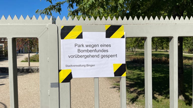 Die Stadtverwaltung Bingen hat den Park am Mäuseturm aus Sicherheitsgründen gesperrt. Die Bombe, die im hessischen Rüdesheim gefunden wurde, soll am Donnerstag kontrolliert gesprengt werden. (Foto: SWR)