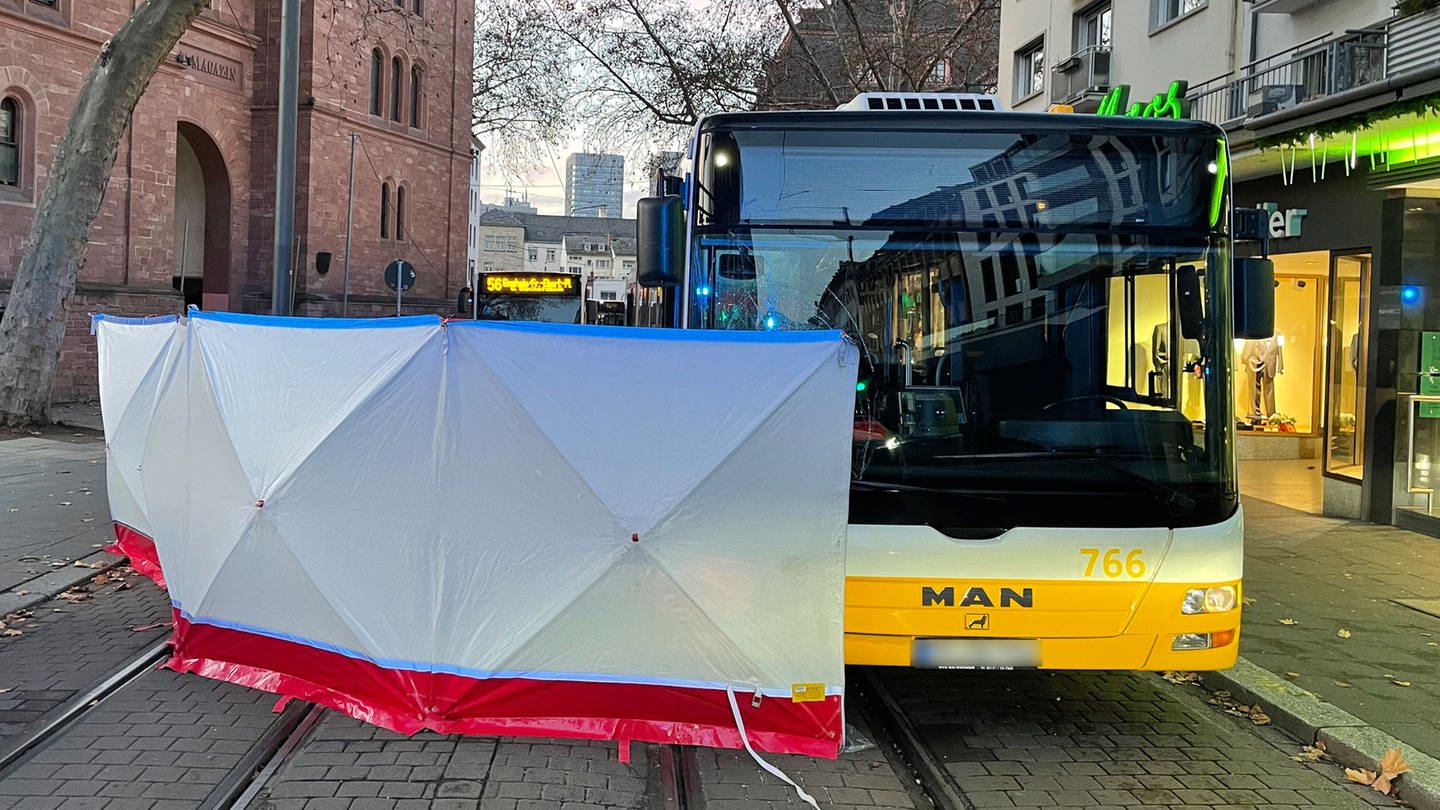 Tretroller-Fahrer in Mainz von Bus überrollt und gestorben.