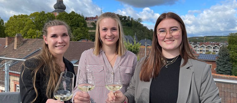 Die drei Kandidatinnen für das Amt der Naheweinkönigin 2022 Tina Anheuser, Christina Schwarz und Johanna Lorenz halten ein Glas Wein in der Hand. (Foto: SWR, Sibylle Jakobi)