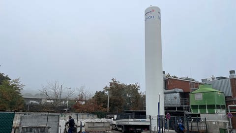 Der Wasserstofftank auf dem Schott-Gelände in Mainz ist 21 Meter hoch. Mit dem Wasserstoff wird versuchsweise eine Schmelzwanne befeuert, in der Spezialglas hergestellt wird. Schott arbeitet daran, vom Erdgas wegzukommen. (Foto: SWR)
