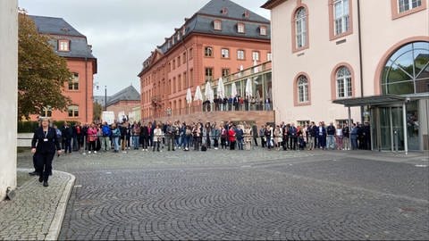 Royal-Fans und Schaulustige vor der Mainzer Staatskanzlei (Foto: SWR)