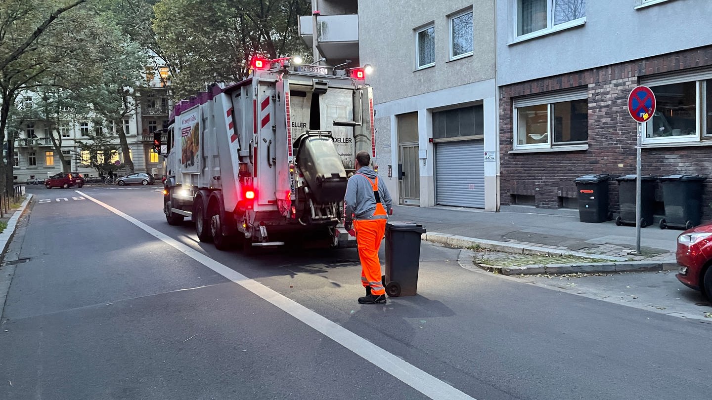 Müllauto kippt in Mainz brennenden Abfall auf die Straße - SWR Aktuell