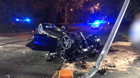 Der Mercedes des Unfallverursachers überschlug sich beim Zusammenstoß (Foto: Feuerwehr Wiesbaden)