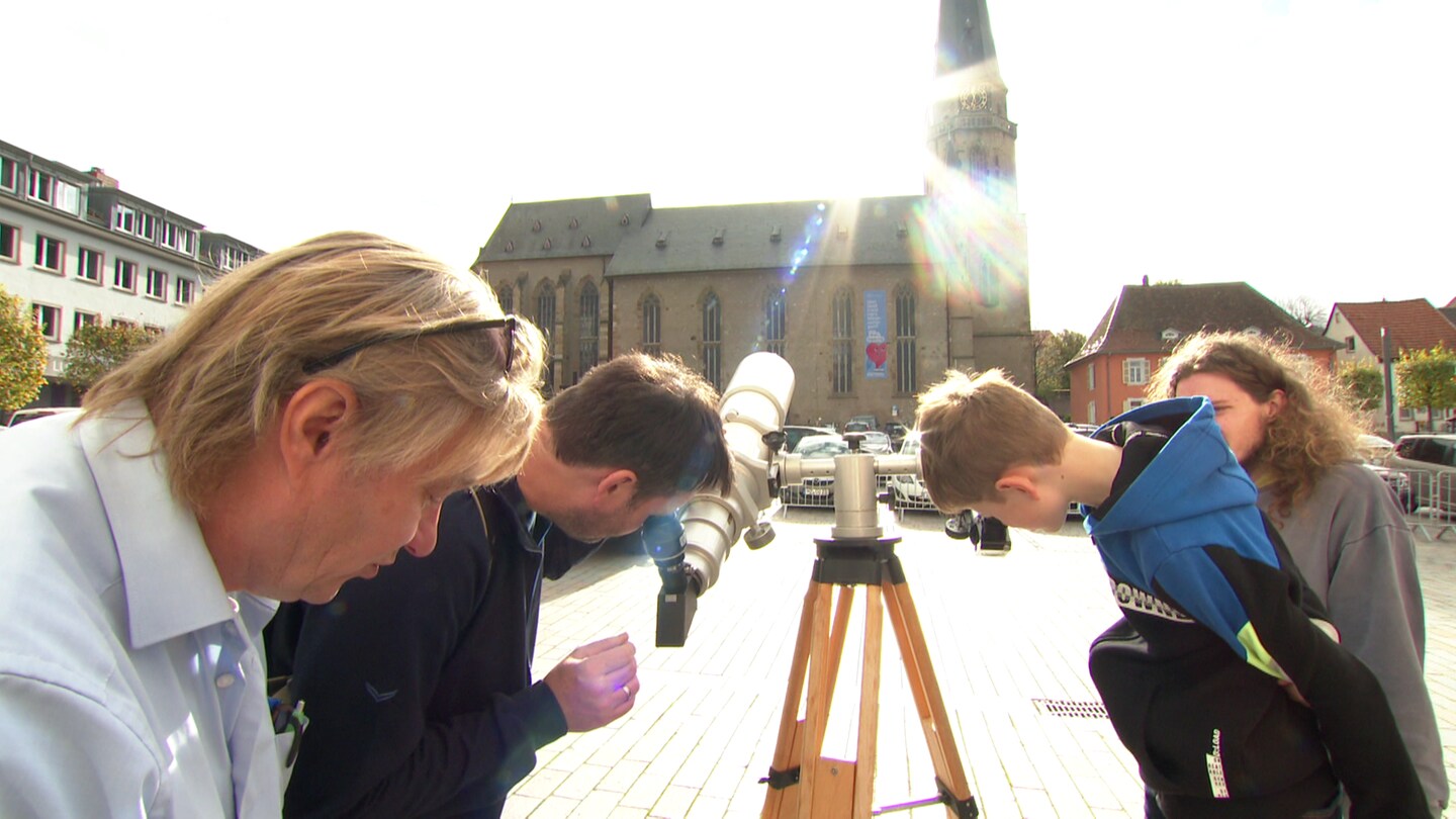Die Alzeyer Astronomen haben ihre Teleskope auf dem Obermarkt aufgebaut. Jeder, der interessiert ist, kann damit einen Blick auf die Sonnenfinsternis werfen. (Foto: SWR)
