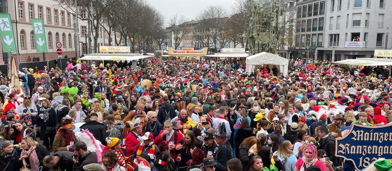 Helau aus Mainz! Hunderte Fastnachter haben am 11.11. auf dem Schillerplatz die 5. Jahreszeit begrüßt. (Foto: SWR, D. Brusch)