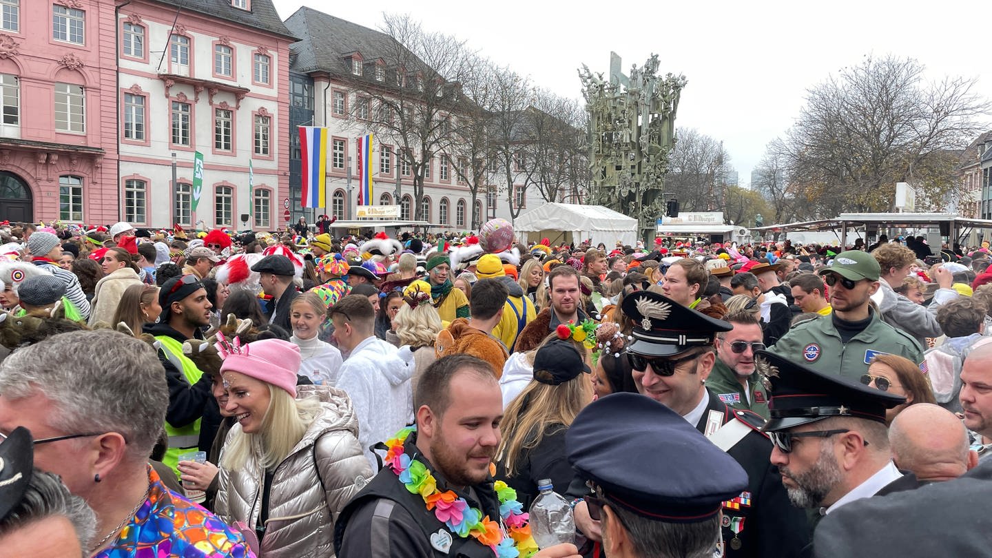 Feiern am Mainzer Schillerplatz. Tausende kostümierte Menschen zelebrieren den 11.11.22 (Foto: SWR, D. Brusch)