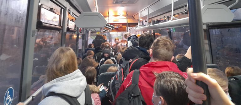 Schulbus-Chaos: Kaum Platz für alle Kinder in den Schulbussen der KRN. (Foto: SWR)