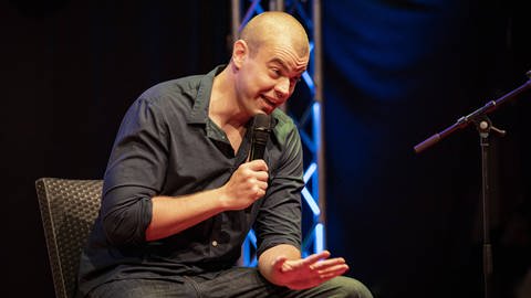 Komiker Nikita Müller auf der Bühne. (Foto: IMAGO, IMAGO / Marc John)