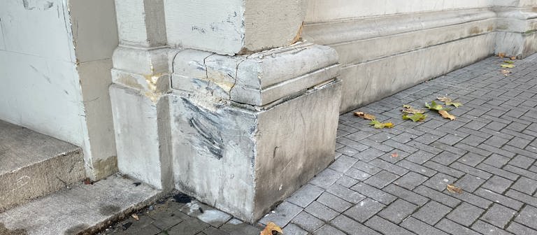 Einer der Pfeiler am Eingang der Friedrichskirche in Worms ist beschädigt. Ein Autofahrer war dagegen gefahren. (Foto: SWR)