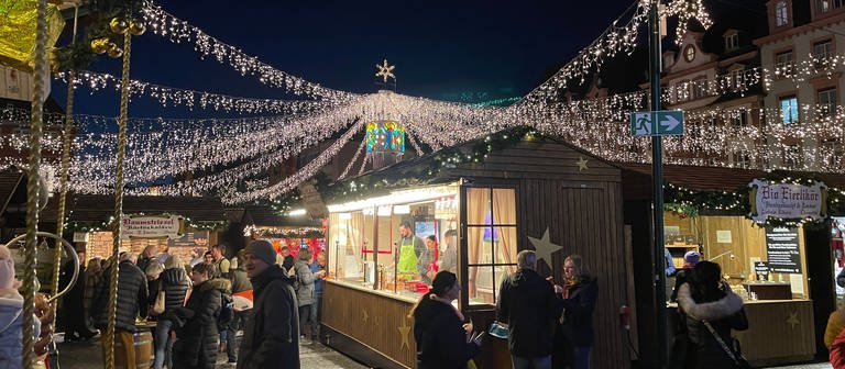 Der Lichterhimmel leuchtet über dem Mainzer Weihnachtsmarkt. Er findet bis 23. Dezember auf dem Domplatz statt (Foto: SWR)