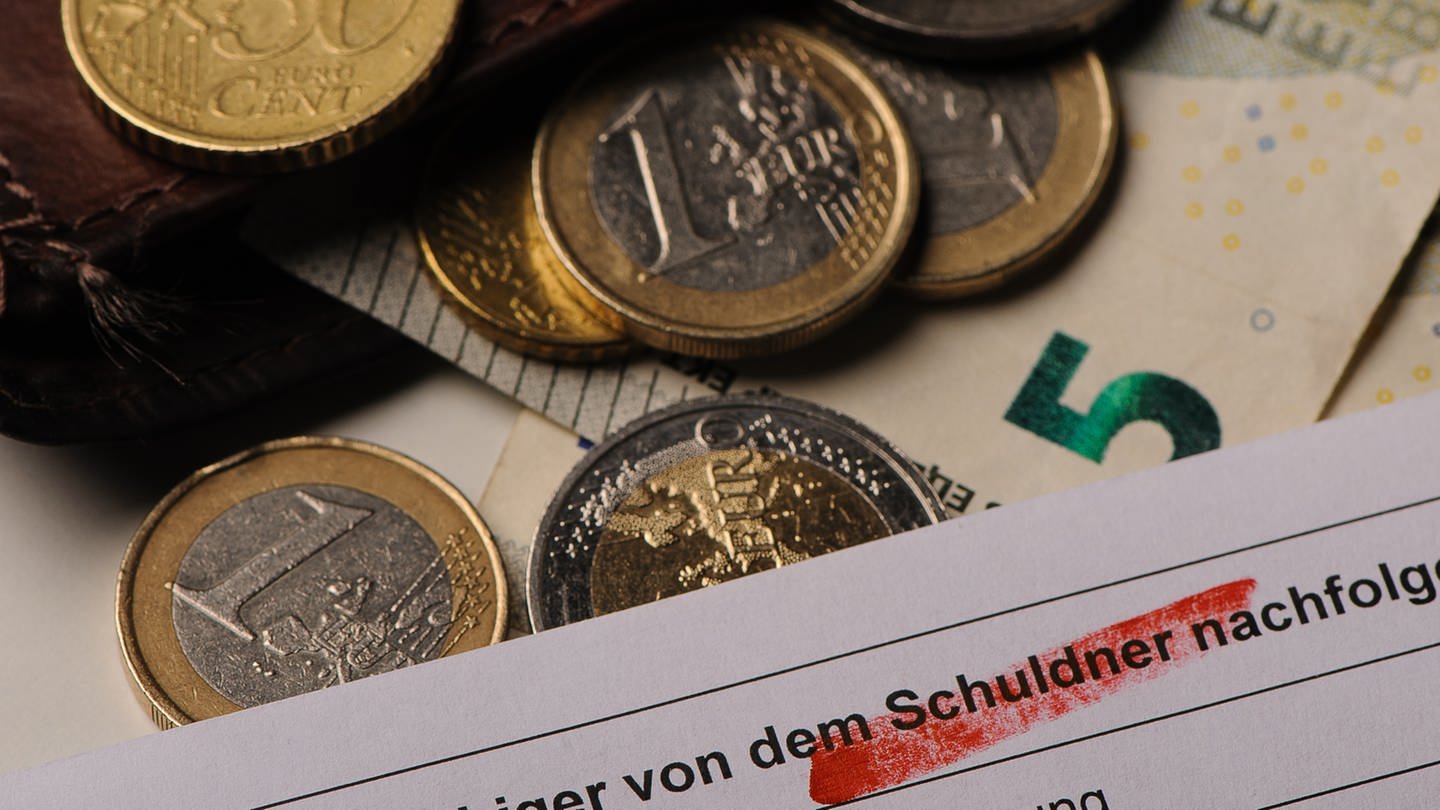 Kaum noch Geld im Geldbeutel (Foto: dpa Bildfunk, picture alliance/dpa | Swen Pförtner)