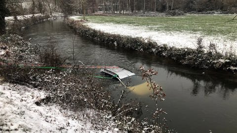 Ein Kran hebt ein Auto aus dem Glan in Odernheim. (Foto: Polizeiinspektion Kirn)