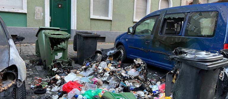 In der Mainzer Neustadt brennen immer wieder Mülltonnen und Müllcontainer. Die Polizei will den Feuerteufel unbedingt fassen, bevor Menschen zu Schaden kommen. Dafür weitet sie ihre Ermittlungsarbeit aus.  (Foto: byc-news)