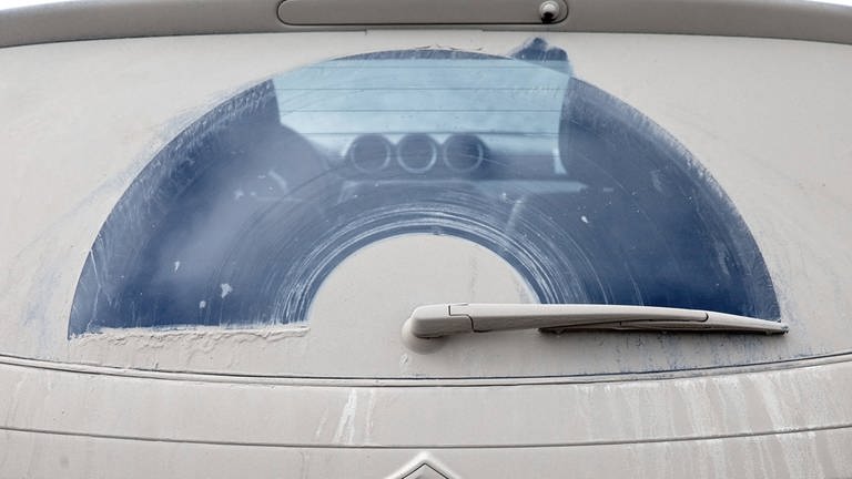 Aufgrund der starken Verschmutzung des Fahrzeugs des Unfallopfers, zeichnete sich das Kennzeichen des Unfallverursachers auf ihrem Auto ab (Foto: IMAGO, Imago/Stefan Ziesex)