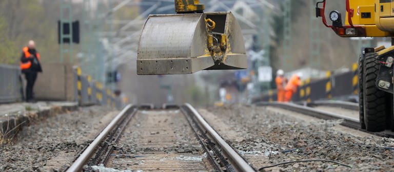 Eine Baggerschaufel nähert sich auf einer Baustelle den Bahngleisen. Das Foto ist ein Symbolbild.  (Foto: dpa Bildfunk, Jan Woitas, Symbolbild )