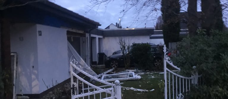 Nach einer Verpuffung und einem Brand in einem Wiesbadener Wohnhaus wurden zwei Bewohner verletzt.  (Foto: Pressestelle, Feuerwehr Wiesbaden)