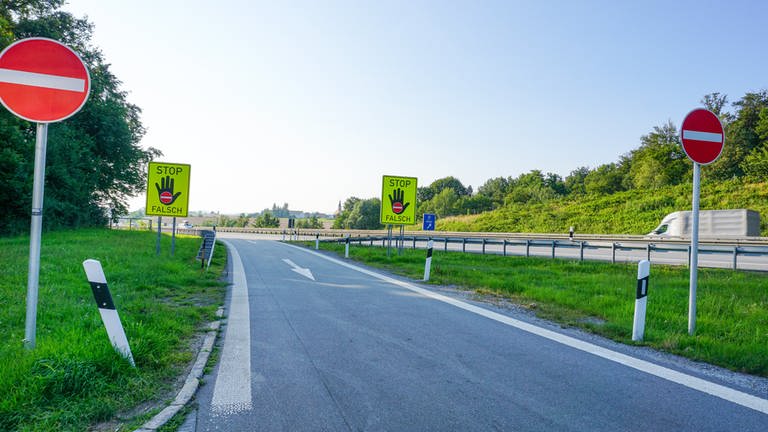 Schilder warnen an einer Autobahnauffahrt vor dem Auffahren in der falschen Richtung. (Foto: dpa Bildfunk, picture alliance / Fotostand | Fotostand / Freitag)