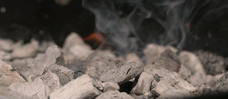 Holzkohlegrill in der Wohnung kann zu Kohlenmonoxidvergiftung führen (Foto: SWR)
