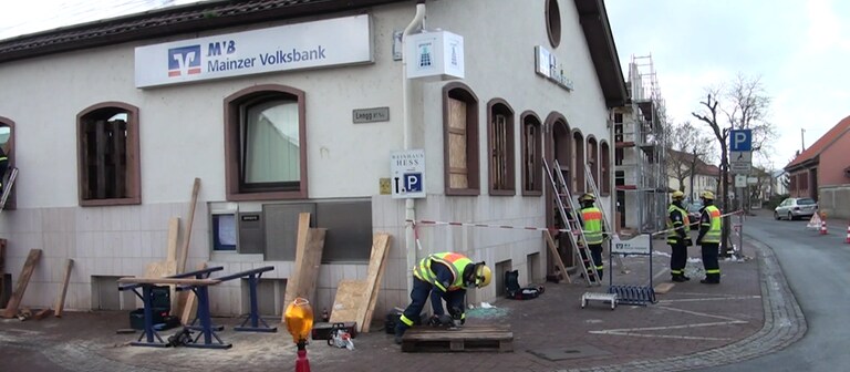 In dieser Volksbank-Filiale in Gensingen sprengten die Täter den Geldautomaten (Foto: SWR, Winkler-TV)