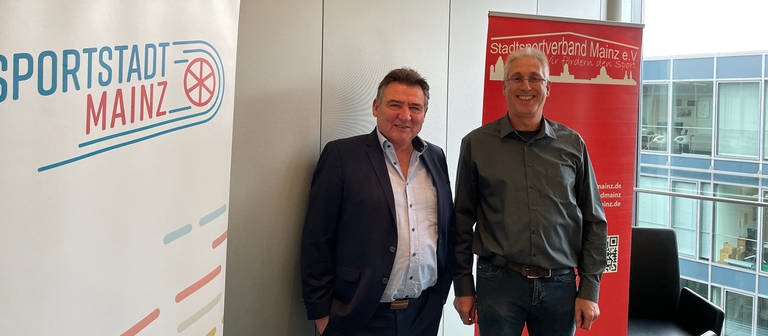 Sportdezernent Günter Beck (Grüne) und der Vorsitzenden des Stadtsportverbandes Alexander Reinemann stellen die Pläne für die Sportstadt Mainz 2023 vor. (Foto: SWR, Christian Bongers)