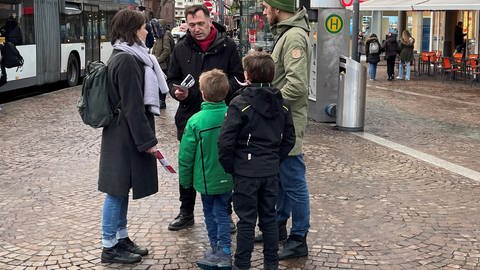 Eine junge Mainzer Familie im Gespräch mit Martin Malcherek. (Foto: SWR, Ilona Hartmann)