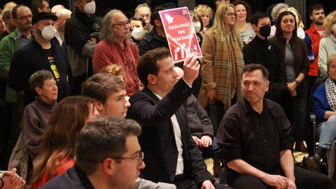 Bei einer Wahlkampfveranstaltung des Deutschen Gewerkschaftbundes zeigt der parteilose Kandidat Nino Haase eine rote Karte für eine Gegenrede. (Foto: SWR)