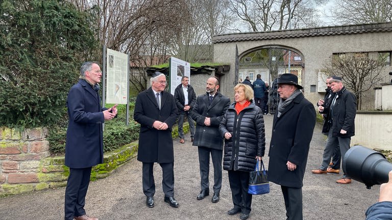 Innenminister Michael Ebling (SPD) empfängt Bundespräsident Frank-Walter Steinmeier vor dem jüdischen Friedhof in Worms. (Foto: SWR, Christian Bongers)