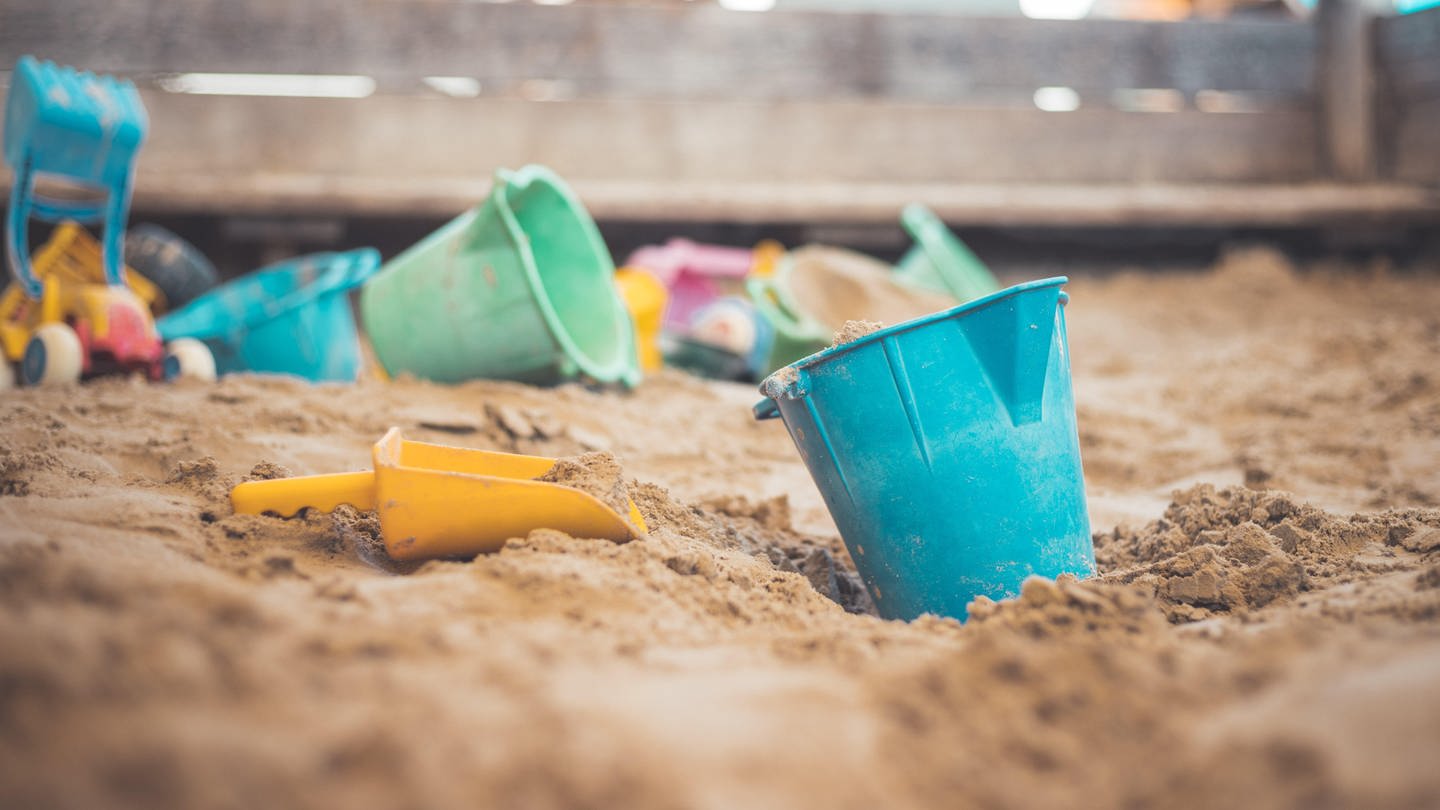 In einem Sandkasten liegt Spielzeug aus Plastik (Foto: dpa Bildfunk, Picture Alliance)