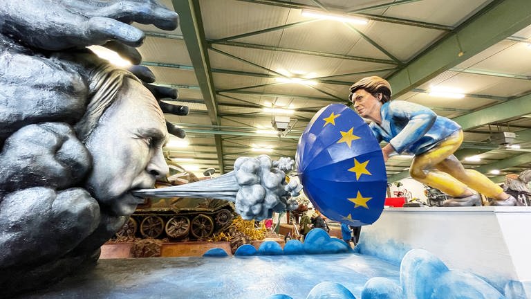 "Scharfer Ostwind": EU-Kommissionspräsidentin von der Leyen hält mit EU-Regenschirm Putins kaltem Atem stand. (Foto: SWR, Sarina Fischer)