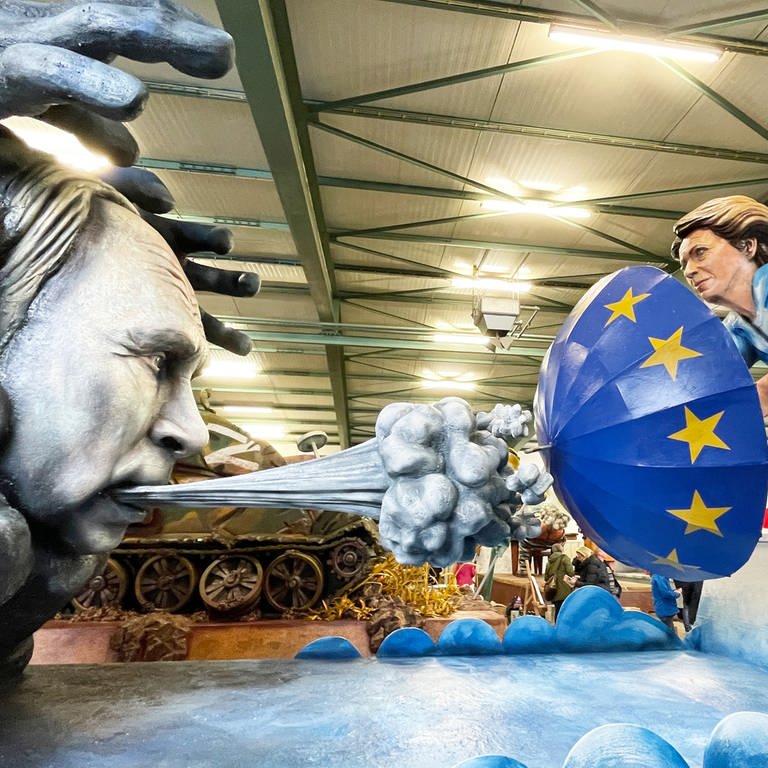 "Scharfer Ostwind": EU-Kommissionspräsidentin von der Leyen hält mit EU-Regenschirm Putins kaltem Atem stand. (Foto: SWR, Sarina Fischer)