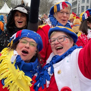 Frauen an Weiberfastnacht in Mainz mit vierfarbbunten Kostümen (Foto: SWR)