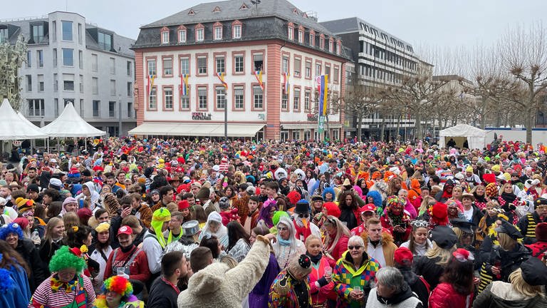 Mehrere Tausend Närrinnen und Narren sind auf dem Schillerplatz in Mainz (Foto: SWR)