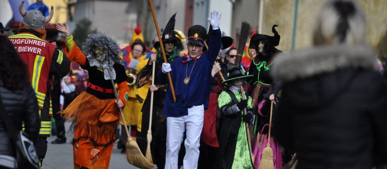 Traditionell laufen auch in diesem Jahr die Hexen in Biewer an erster Stelle.  (Foto: Verein für Heimatpflege Biewener Hoahnen )
