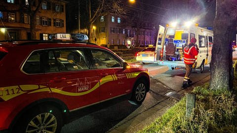 Feuerwehrautos stehen vor dem verrauchten Haus in der Mainzer Oberstadt. (Foto: BYC Mainz)