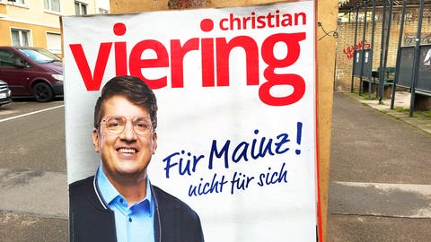 Christian Viering wirbt auf seinem Plakat für die Stichwahl zum OB in Mainz. (Foto: SWR, Katharina Feißt)