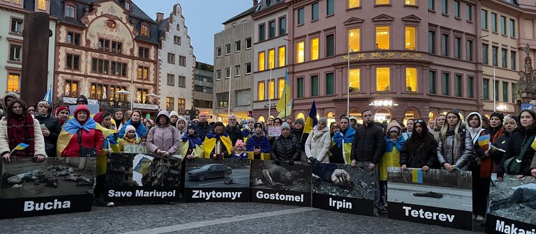 Mehrer hundert Menschen gedenken in Mainz der Toten des Ukraine-Kriegs. (Foto: SWR, Lucretia Gather )