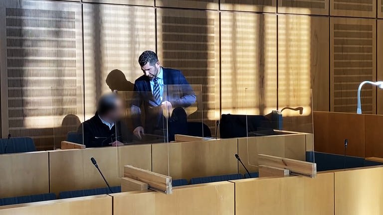 Der Angeklagte mit seinem Verteidiger im Wormser Raserprozess vor dem Mainzer Landgericht (Foto: SWR, Sabine Steinbrecher)