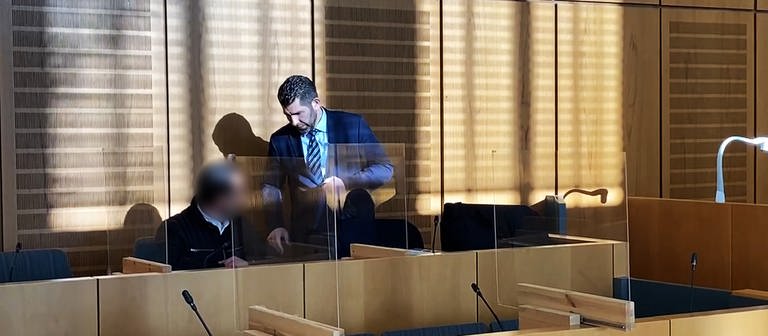Der Angeklagte mit seinem Verteidiger im Wormser Raserprozess vor dem Mainzer Landgericht (Foto: SWR, Sabine Steinbrecher)